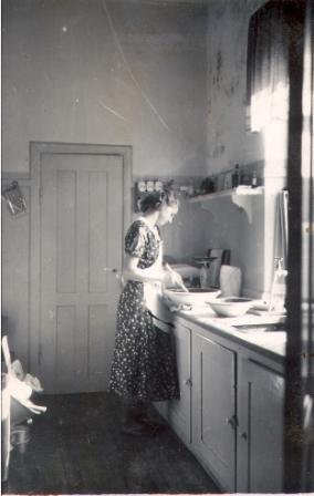 Min mor køkkenet i sit barndomshjem omk. 1937